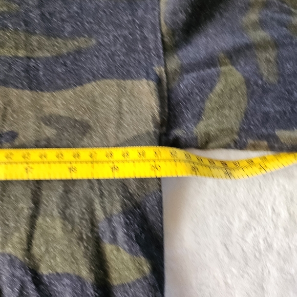 PINK Victoria’s Secret Camo Long Sleeve Shirt Women’s Medium Green Camouflage Lo - Picture 5 of 7